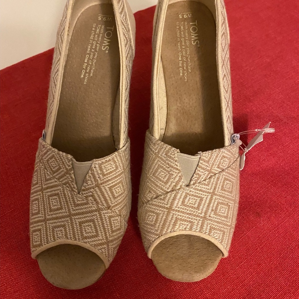 Tom’s wedge heels
